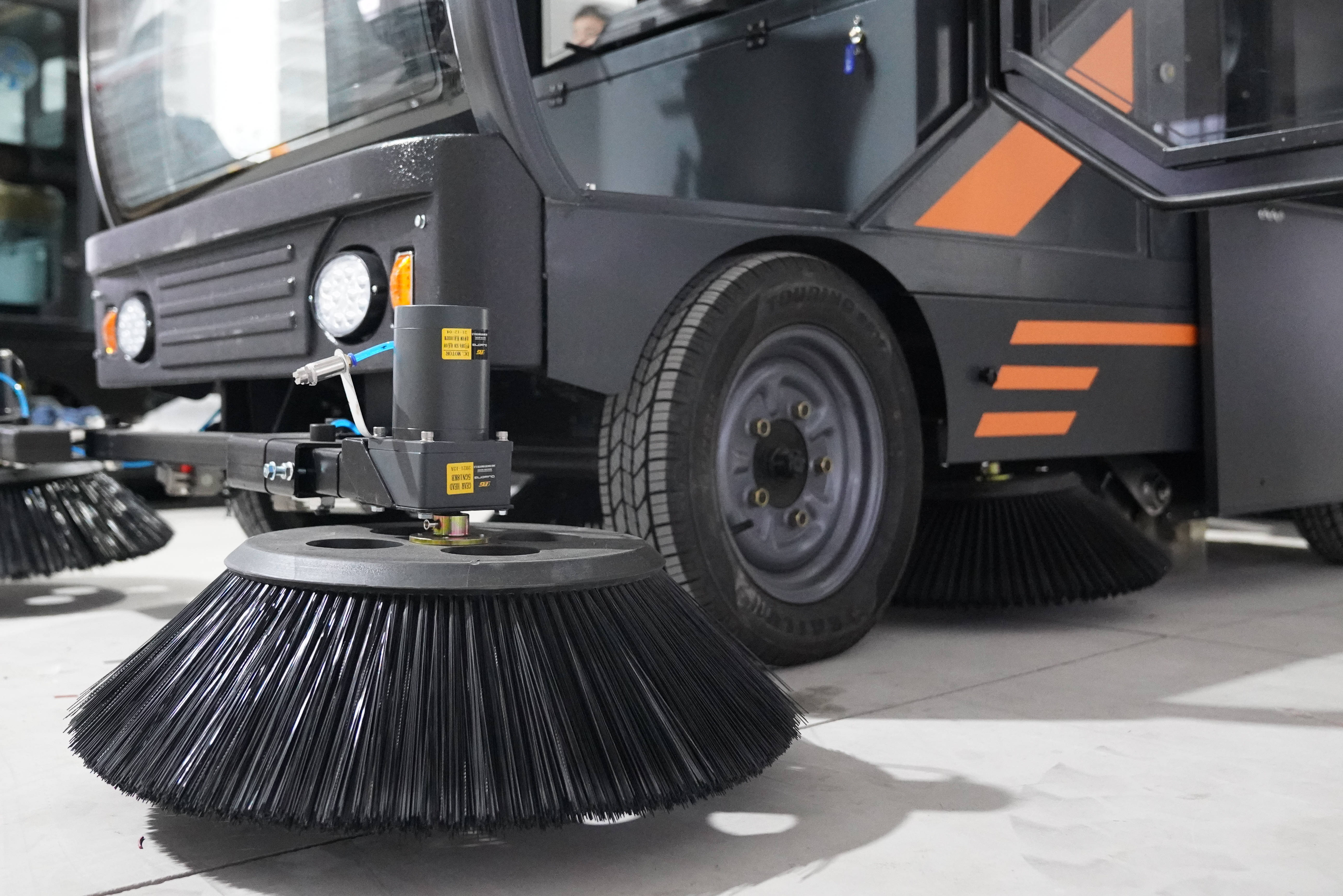 扫地机厂家的驾驶式扫地车刷盘要怎么进行技巧维护