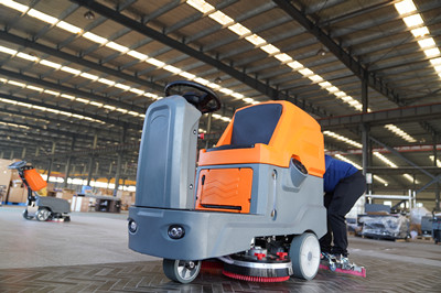 清洁设备厂家的驾驶式洗地机首次使用要注意什么